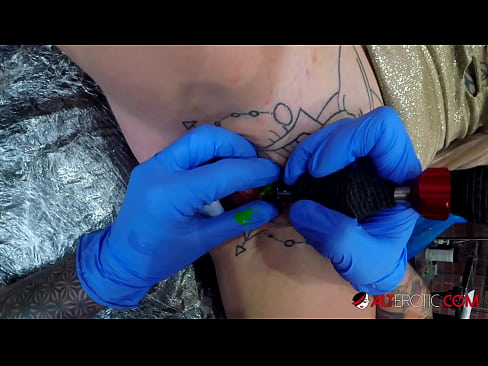 ❤️ Ekstremt tatoveret hottie Sully Savage fik en tatovering på sin klitoris ❤️❌ Porn video at da.milf-nut-net.ru ❌️❤